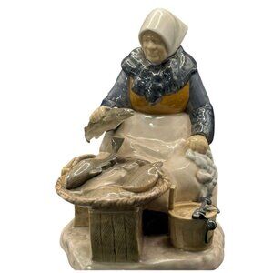 Bing & Grøndahl Denmark Porcelain Figurine Of Old Woman Selling Seafood 2233